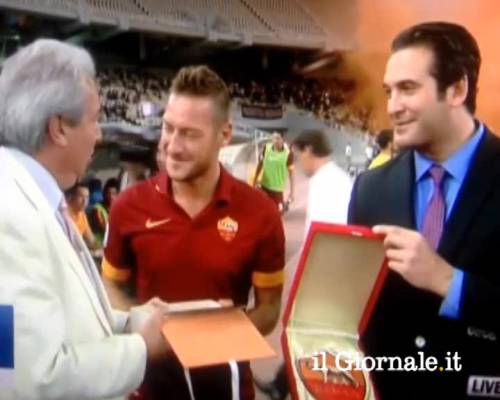 Totti maldestro rompe la targa alla carriera