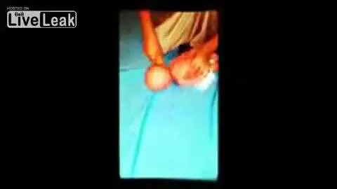 Baby jihadista decapita una bambola