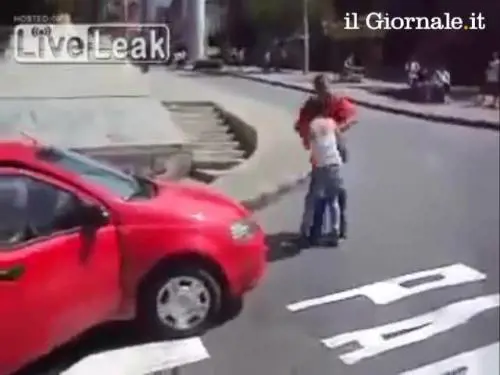 Rissa in strada tra donne e...