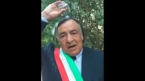 Leoluca Orlando fa la doccia fredda con un bicchiere d'acqua