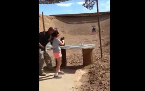 Bimba spara all'istruttore