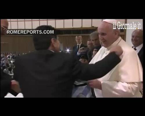 Storico abbraccio tra Papa Francesco e Maradona