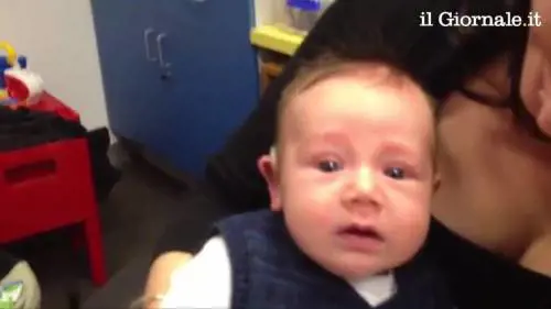 Bambino sente la voce della mamma per la prima volta