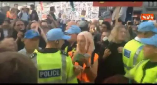 Proteste contro il vertice