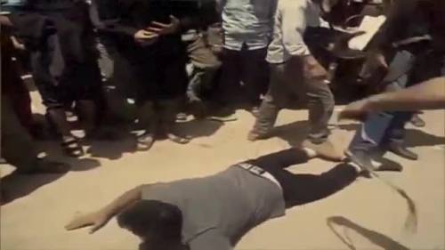 Crocifisioni, teste mozzate e linciaggi: ecco a voi l'Isis