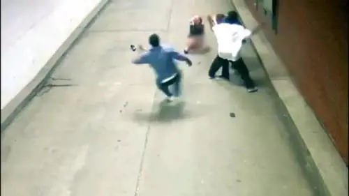 Aggrediti fuori dal locale: pestano lui, provano a stuprare lei