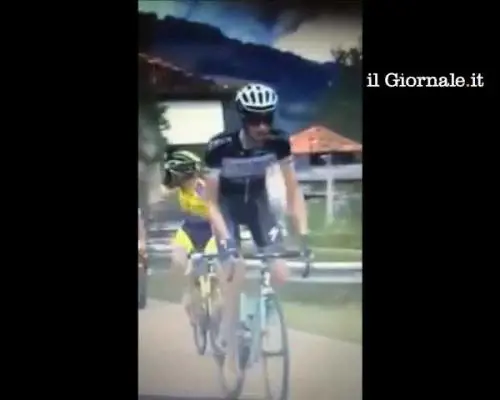 Scazzottata in gara tra due ciclisti