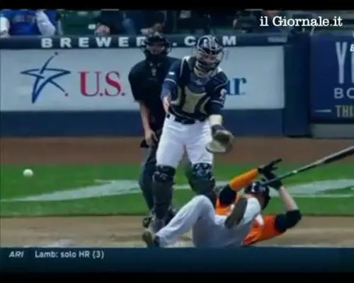 Colpito in faccia da una palla da baseball