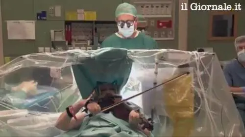 Violinista suona il violino mentre la operano al cervello
