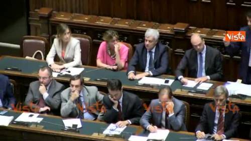 Renzi: "Stiamo con l'Italia che si spezza la schiena"