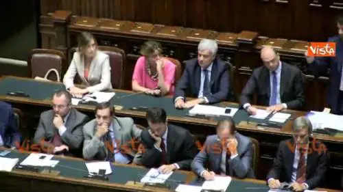 Renzi: "Stiamo con l'Italia che si spezza la schiena"
