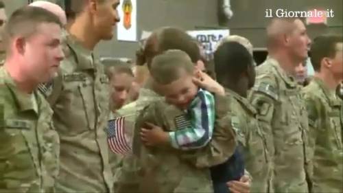 Torna dalla guerra, mamma-soldato abbraccia il figlio