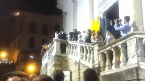 Vescovo di Salerno fischiato per aver vietato l'inchino 