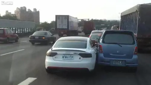 Follia al volante: speronamento per la corsia contesa