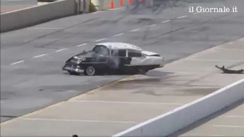 L'auto carambola, il pilota esce illeso