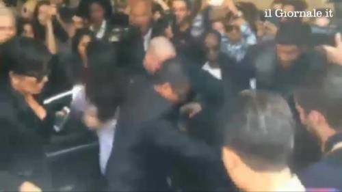 Kim Kardashian buttata giù dal reporter ucraino
