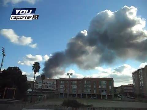 Incendio a Milazzo: l'enorme nube di fumo