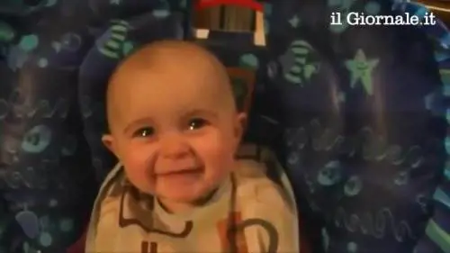 La mamma canta e la bambina si commuove