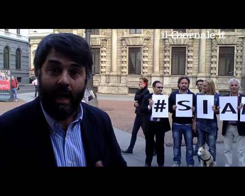 Pisapia rifiuta di indossare il braccialetto pro-cristiani