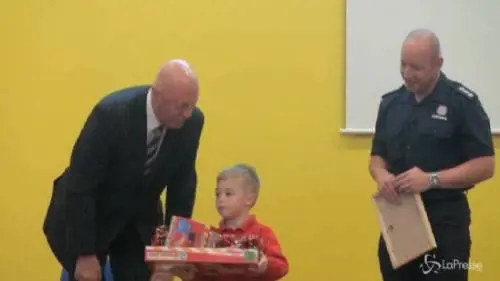 Bambino di quattro anni salva la scuola dall'incendio