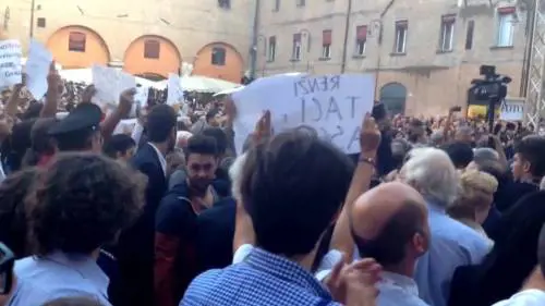 Fischi e uova contro Renzi