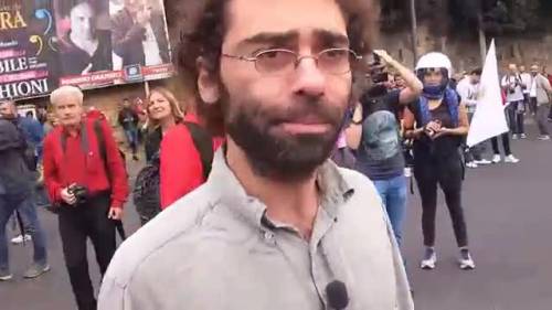 "Hai fatto un servizio di m...": un napoletano attacca l'inviato di Santoro 