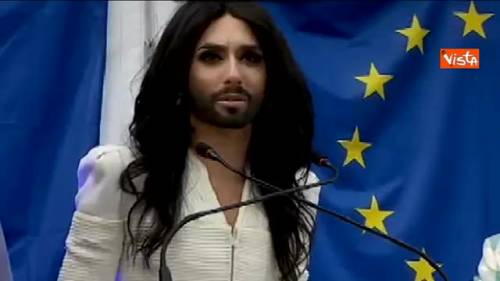 Conchita Wurst all'Europarlamento: canta per i diritti dei gay