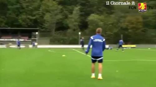 Danimarca, Nicklas Bendtner, punizione magica in allenamento!