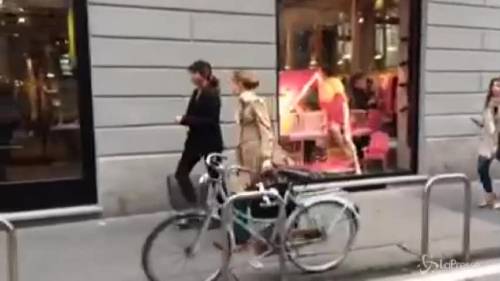 Look da ragazza della porta accanto: Capotondi fa shopping a Milano