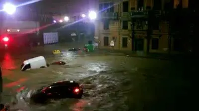Genova, le auto galleggiano sull'acqua