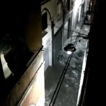 Un fiume d'acqua e fango tra le vie di Genova