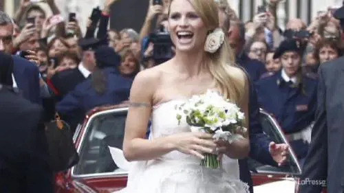 Michelle Hunziker raggiante a Bergamo per il sì a Tomaso Trussardi