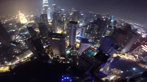 Base jumper atterra nella piscina di un grattacielo