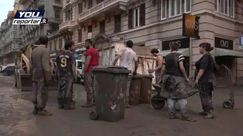 Gli angeli del fango all'opera