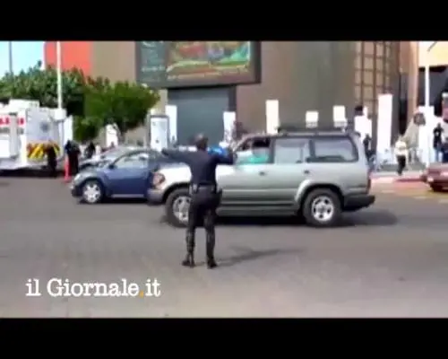 Poliziotto ballerino dirige il traffico