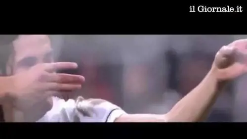 Cavani imita un cecchino e viene espulso