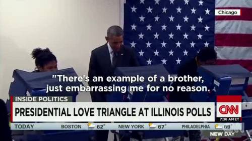 Obama sgridato mentre vota: "Non tocchi la mia ragazza"
