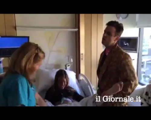 Robbie Williams canta in sala parto