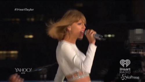 Taylor Swift canta e mette in mostra le gambe mozzafiato
