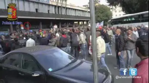 Scontri tra operai e agenti, il video della Questura