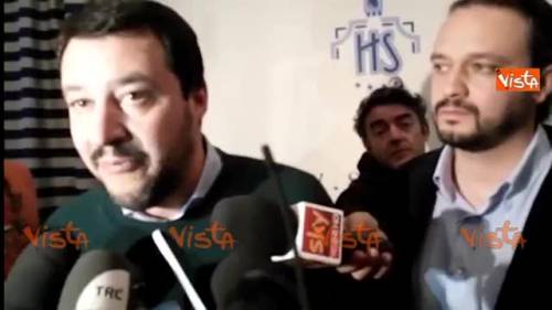 Salvini: "Il Pd pensa ai clandestini noi agli alluvionati"