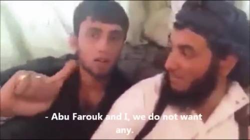 Miliziani dell'Isis contrattano al mercato delle schiave