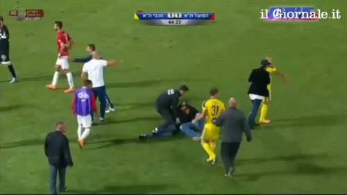 Aggredito Zahavi e rissa in campo. Derby di Tel Aviv sospeso