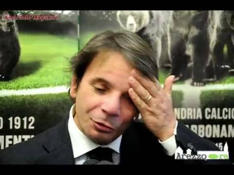 L'allenatore dell'Arezzo contro i suoi giocatori: "Andate a pettinare le bambole"