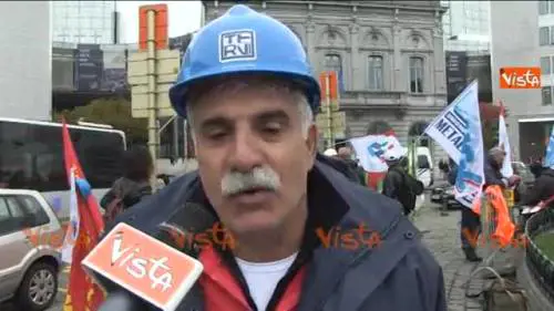 Operaio: "Qui la polizia non ci tratta da scalmanati"