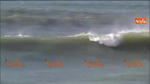 La Spezia, i surfisti sfidano le mareggiate