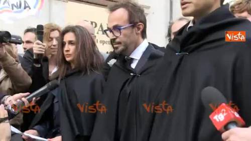 Le bare dei Cinque Stelle davanti a Montecitorio