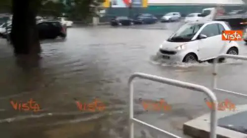 Nubifragio a Roma: macchine quasi bloccate