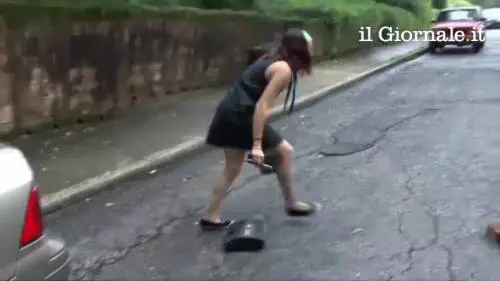 Schiavo della Play, la sua ragazza gliela frantuma
