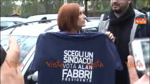 L'auto di Salvini aggredita dai centri sociali